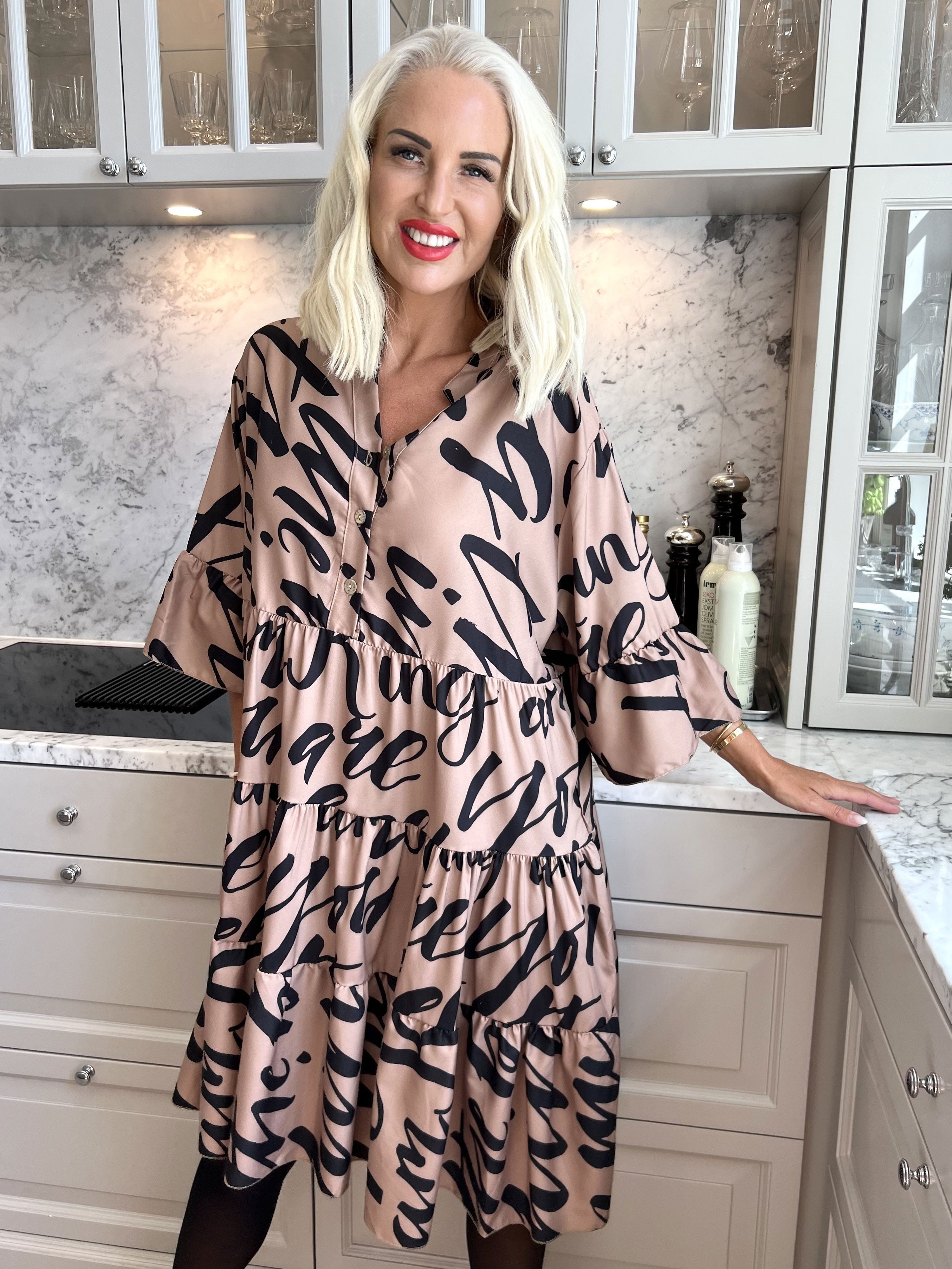 Elmis - Söt klänning med text